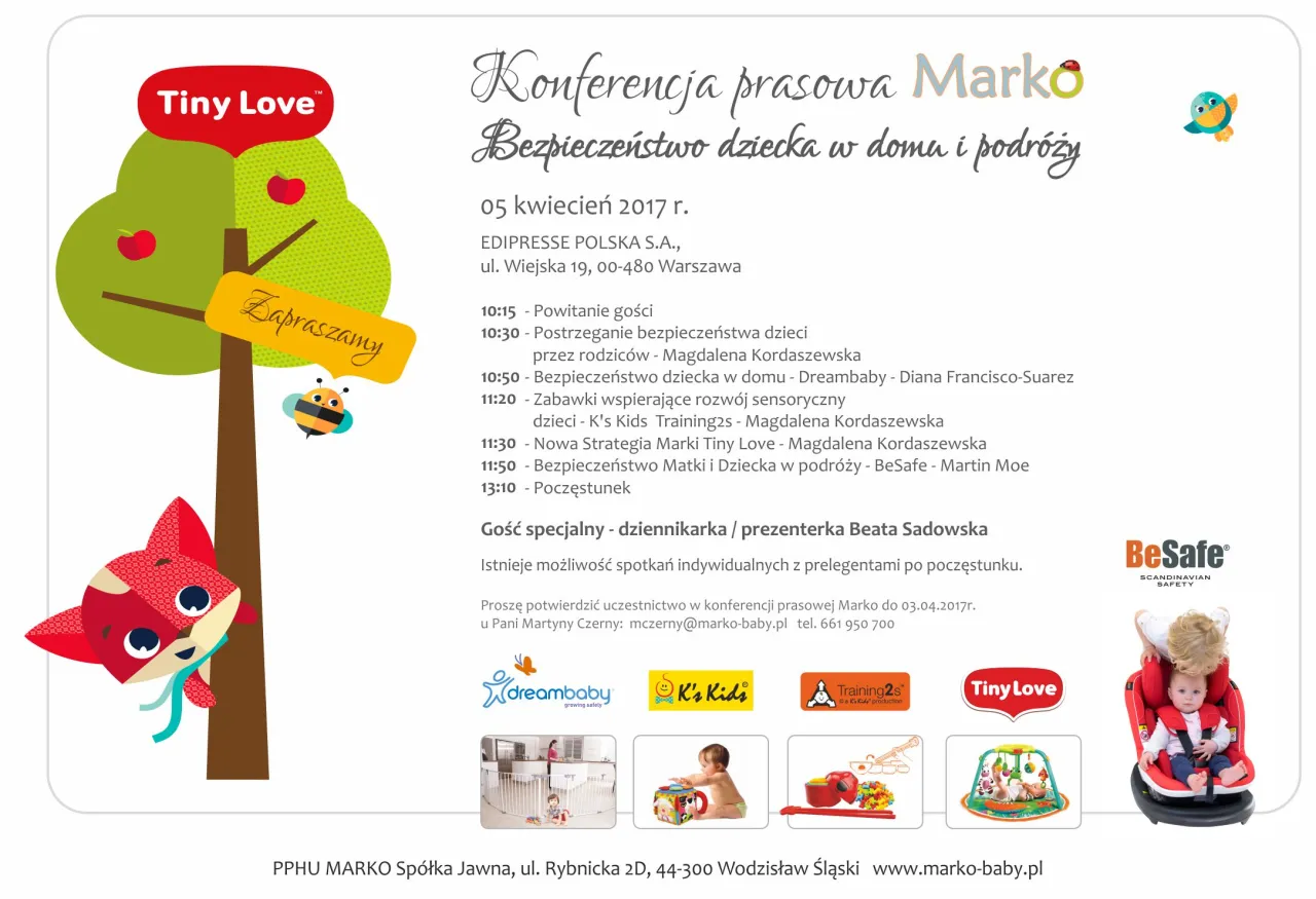 noworodek w foteliku samochodowym wychodzący z domu