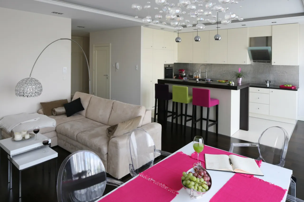 Sofa dzieląca salon od jadalni