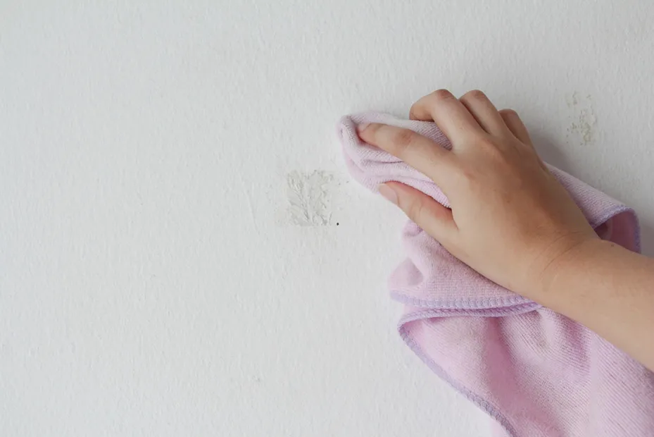 Błędy przy usuwaniu kleju ze ściany