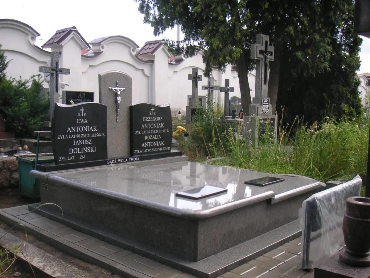 nagrobek z podstawowymi danymi