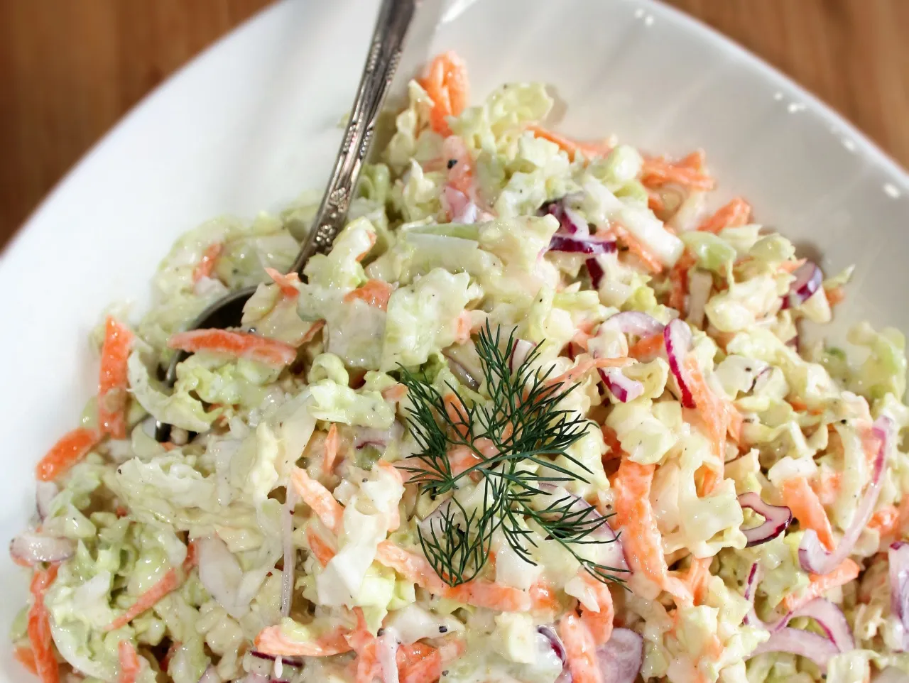 Różne sosy do sałatki z kapusty pekińskiej