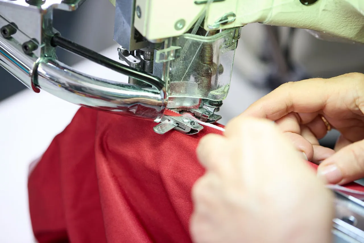 krawiec odzież techniczna maszyna do szycia outdoor