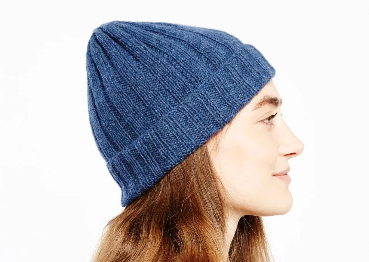 Moderne Rippenm&uuml;tze mit Umschlag