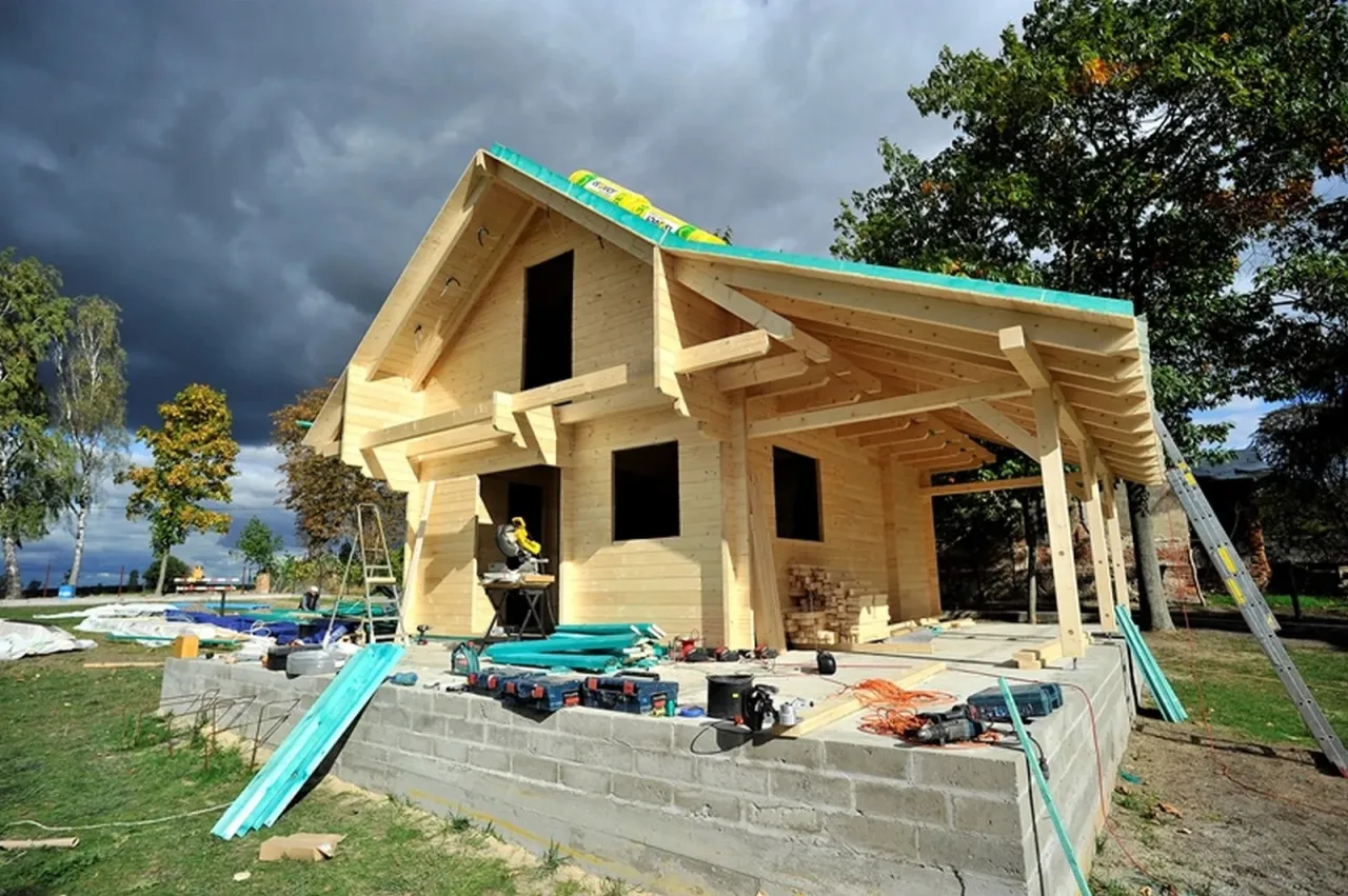 Dom prefabrykowany na etapie montażu