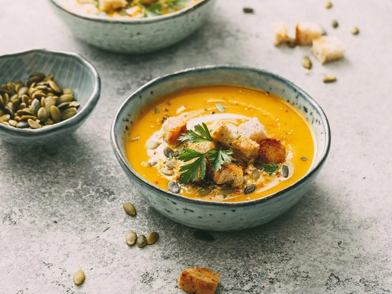 Różne toppingi do zupy dyniowej