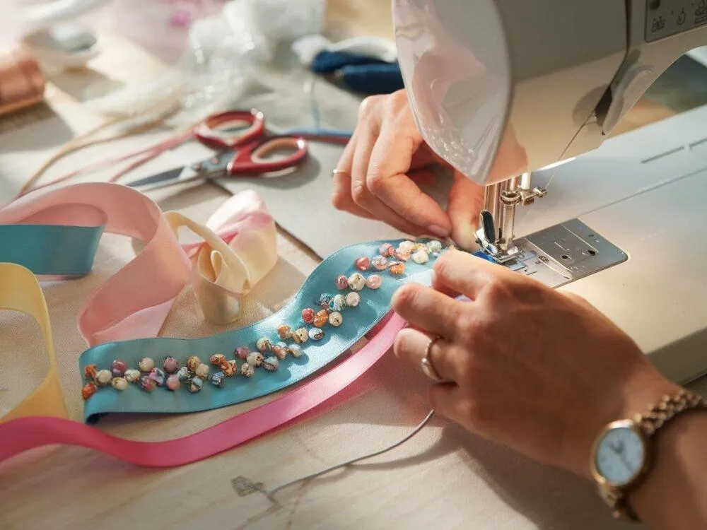 jak dorobić pasek do szpilek ze wstążki krok po kroku