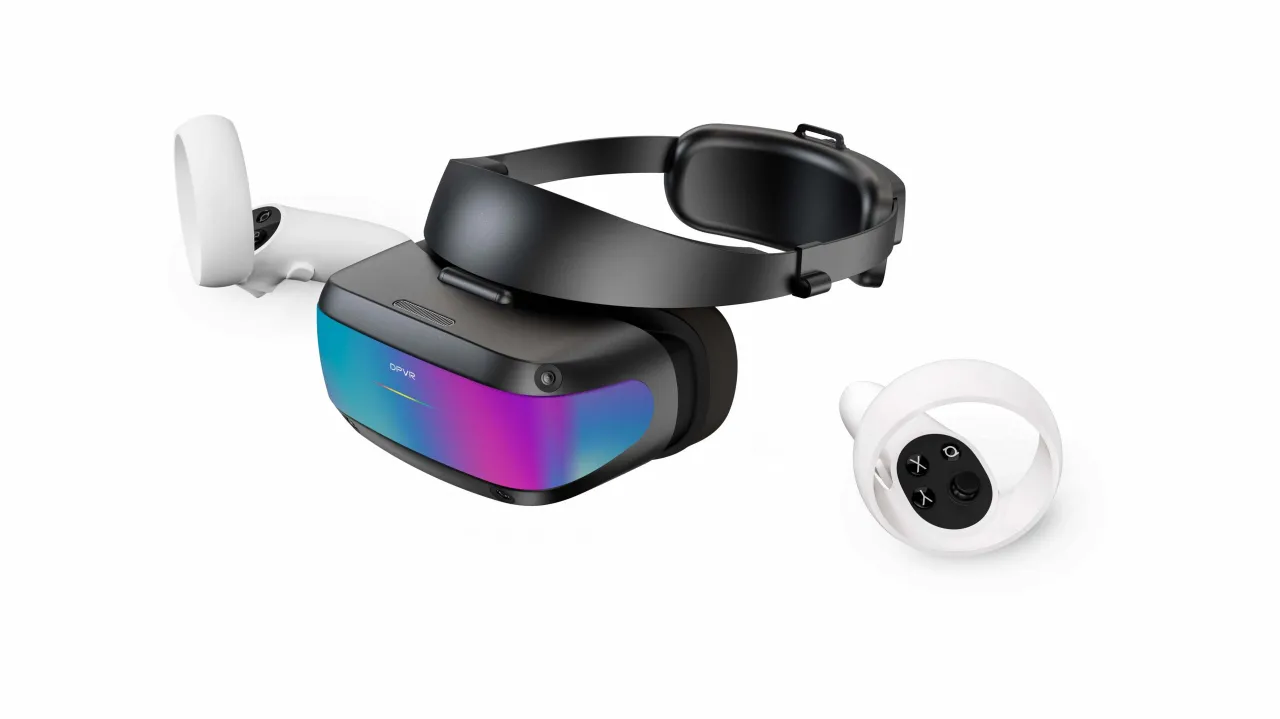 Okulary VR i kontrolery, gotowe do podłączenia do komputera. Dowiedz się, jak podłączyć okulary VR do komputera, aby zanurzyć się w wirtualnej rzeczywistości.