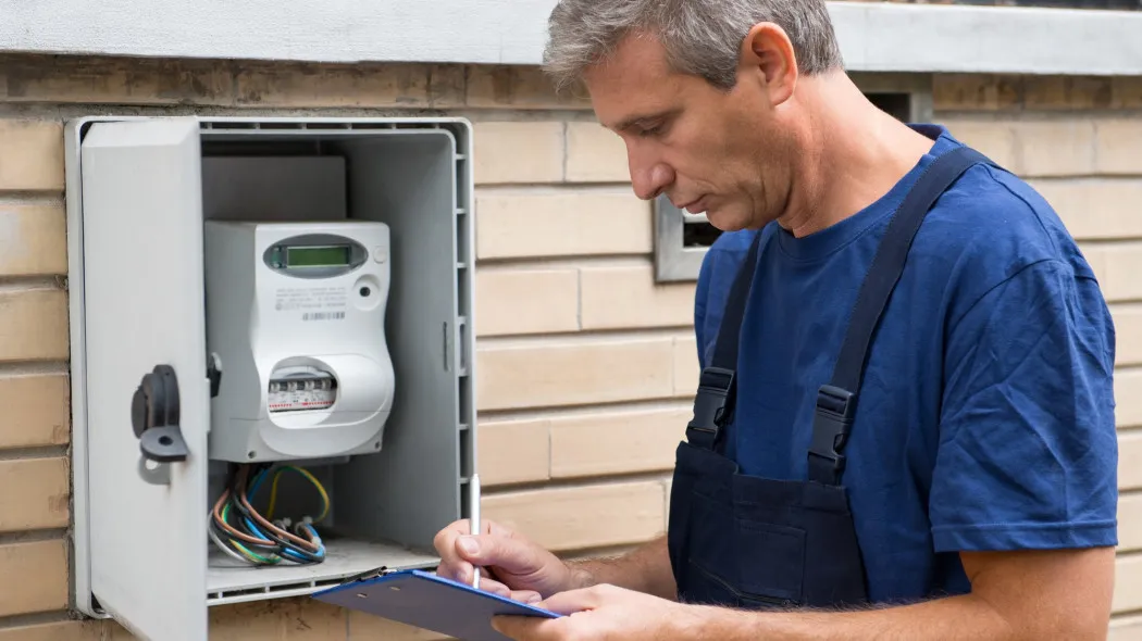 Uszkodzony licznik prądu, nielegalne przyłącze elektryczne, ingerencja w plomby