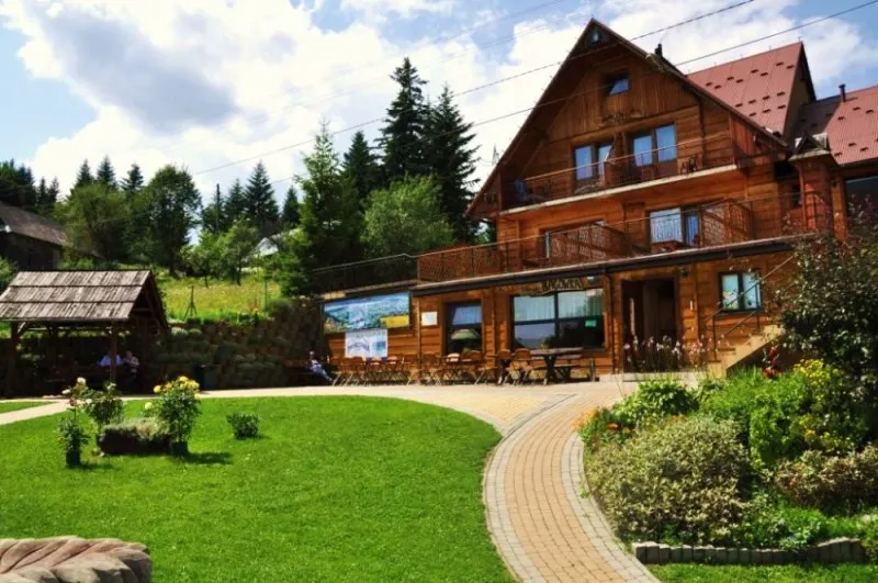 Bac&oacute;wka PTTK na Obidzy widok zewnętrzny Beskid Sądecki