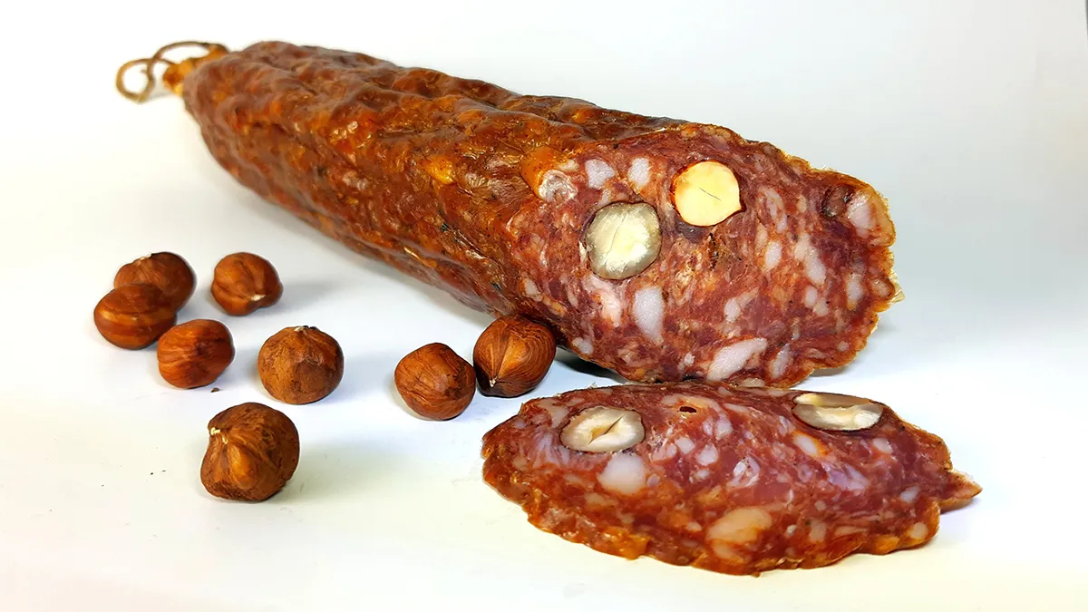 Domowa kiełbasa z orzechami włoskimi przekr&oacute;j