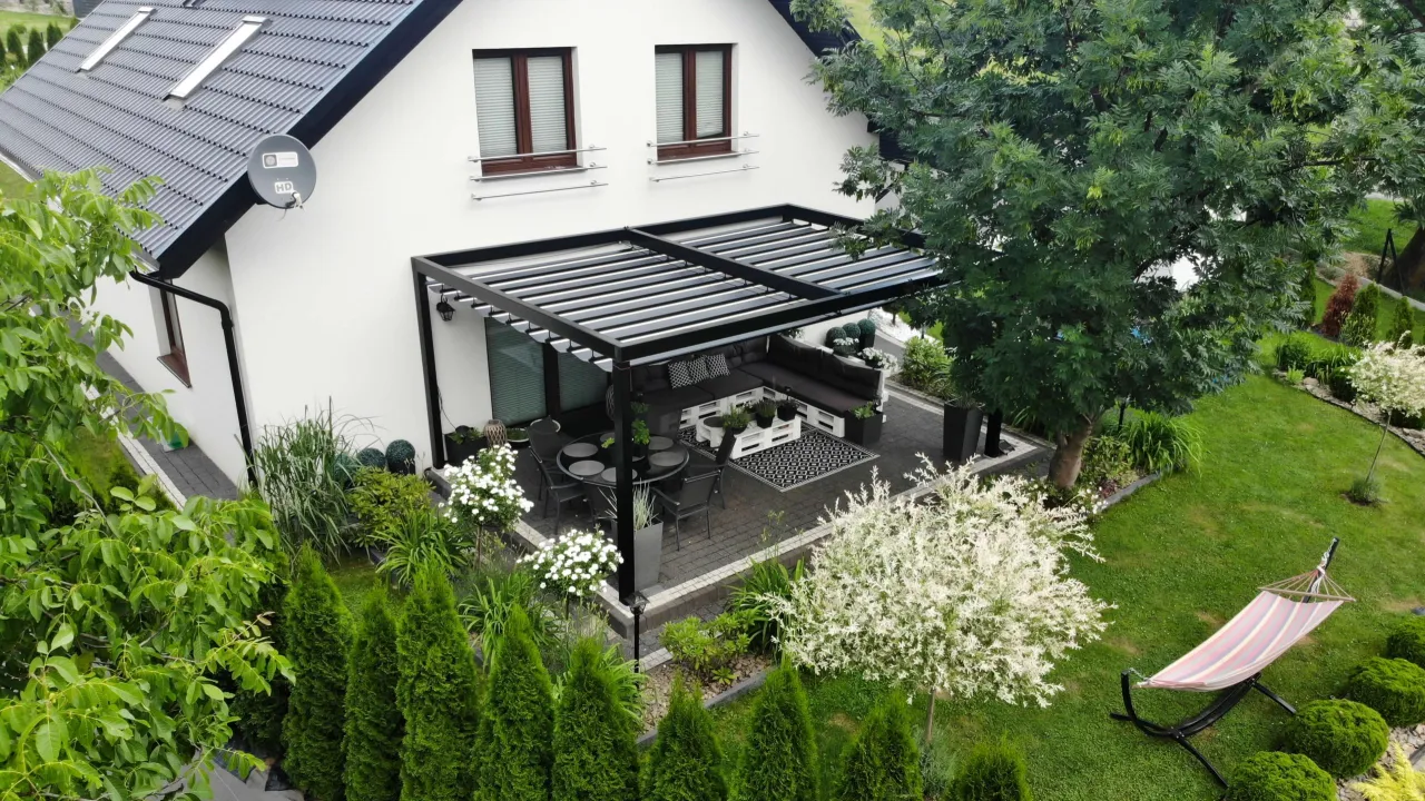 różne rodzaje pergoli w ogrodzie i na tarasie