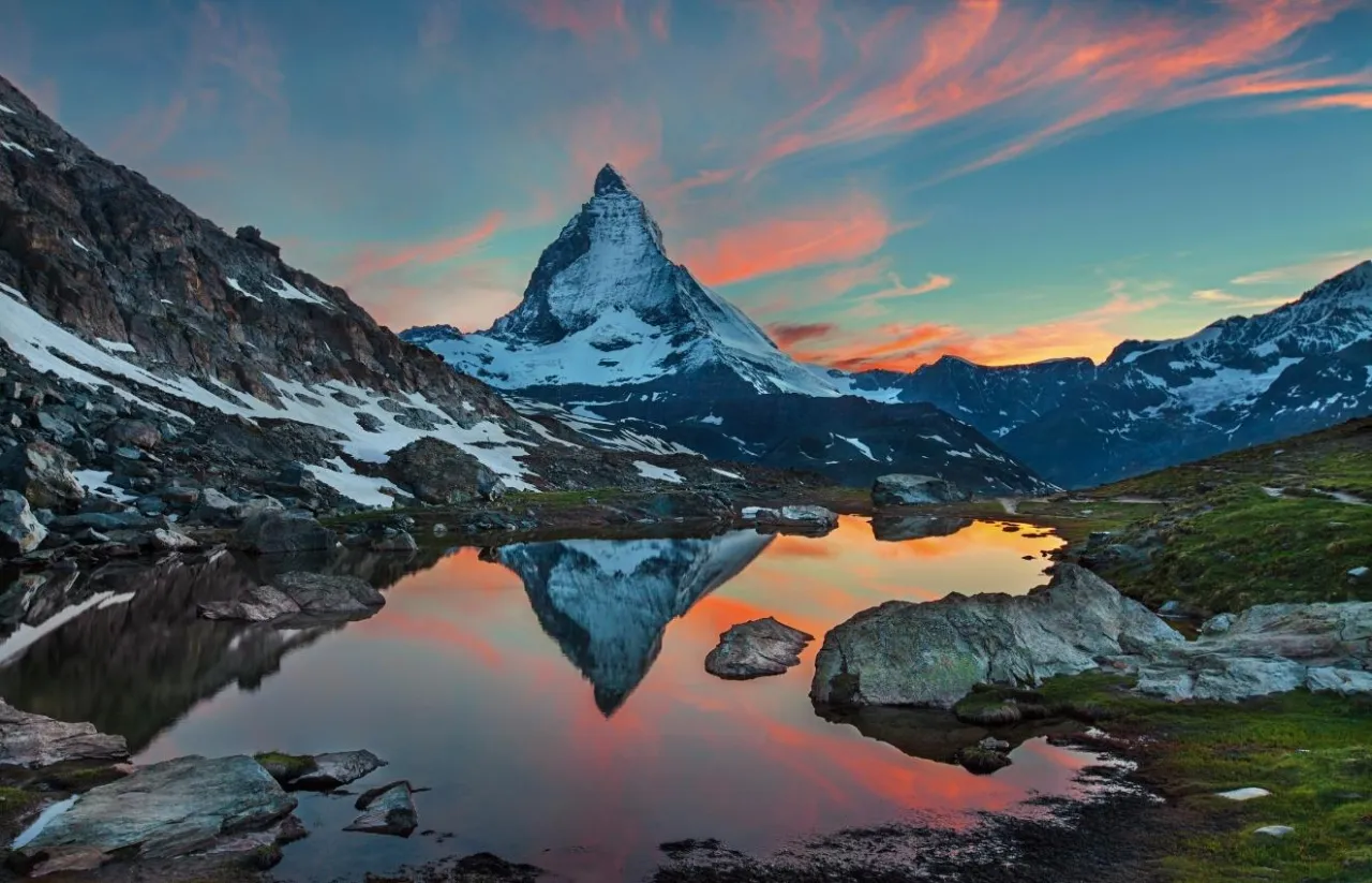 Szwajcaria g&oacute;ry gdzie jechać? Jezioro odbijające majestatyczny Matterhorn o zachodzie słońca. Idealne miejsce na niezapomniane widoki.