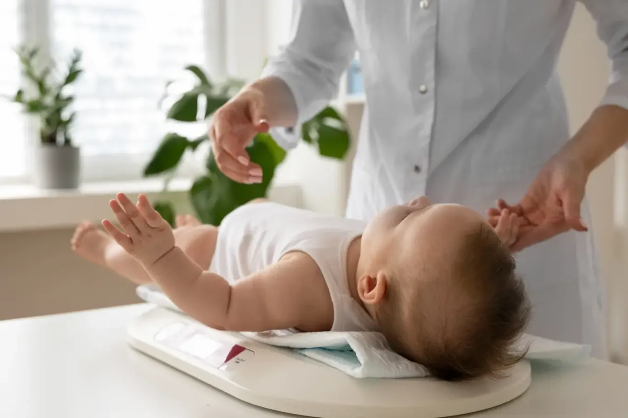 fizjoterapeuta niemowląt badanie, wizyta u fizjoterapeuty dziecięcego