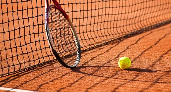 kort tenisowy z graczami, schemat gry tenisowej