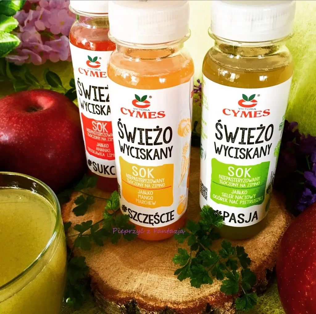 r&oacute;żne soki z selera naciowego z dodatkami (jabłko, imbir, marchew)