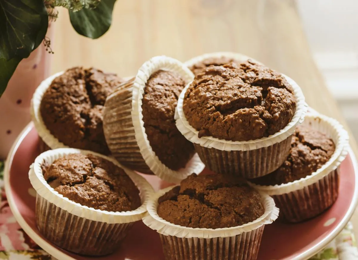 Przygotowanie ciasta na babeczki brownie ubijanie jajek