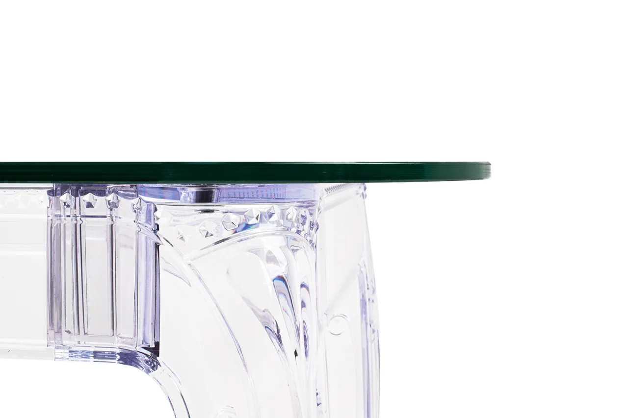 Szklany st&oacute;ł z odciskami palc&oacute;w i smugami