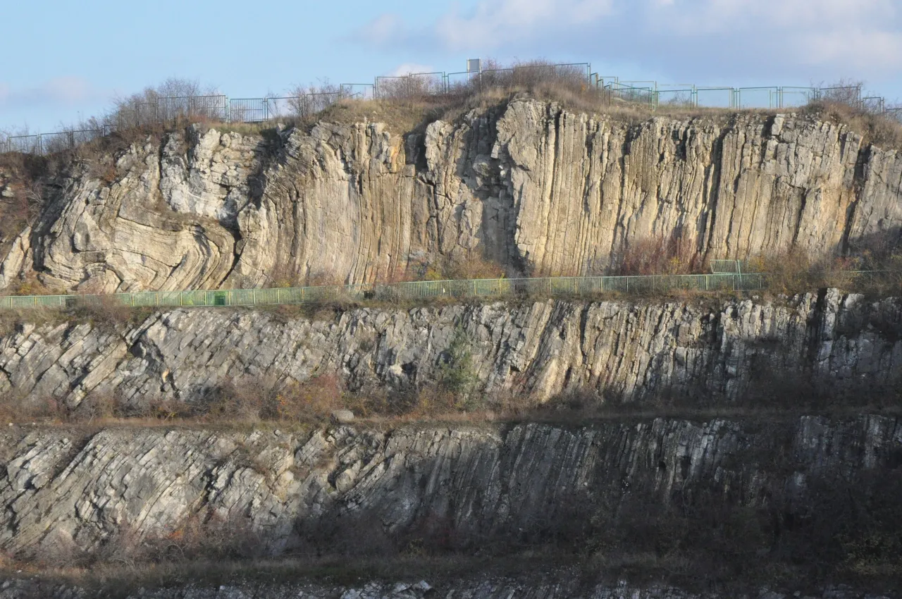 Skały w rezerwacie przyrody Ślichowice ukazują fascynujące warstwy geologiczne i fałdy.