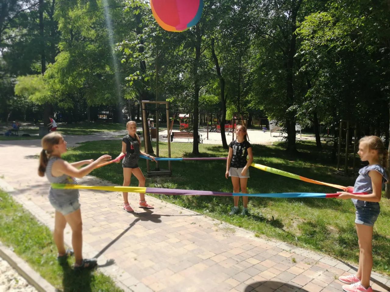 dzieci bawiące się gumą sensoryczną 7m w grupie