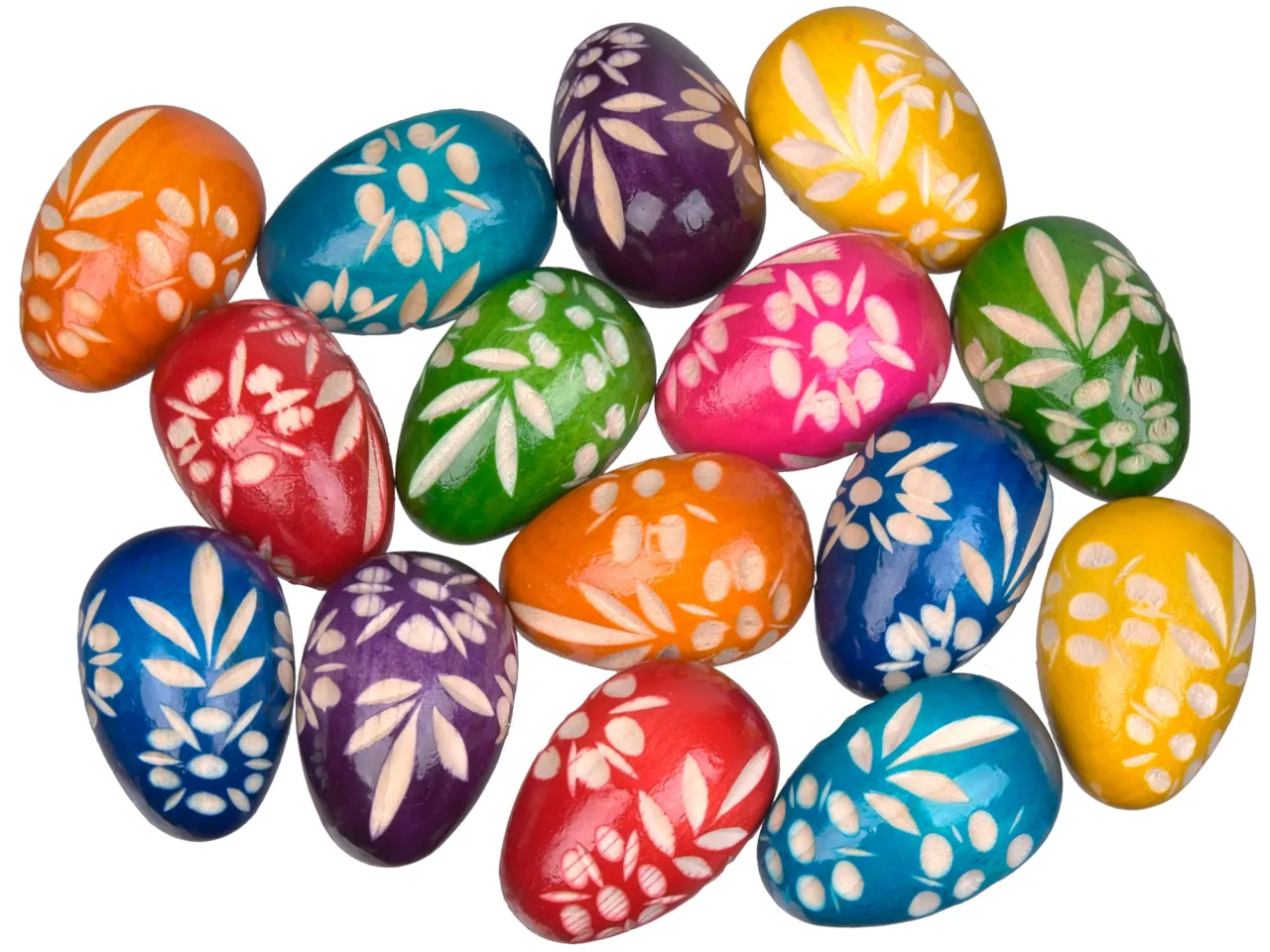 Kolorowe pisanki wielkanocne wzory, ręcznie rzeźbione, z motywami roślinnymi.