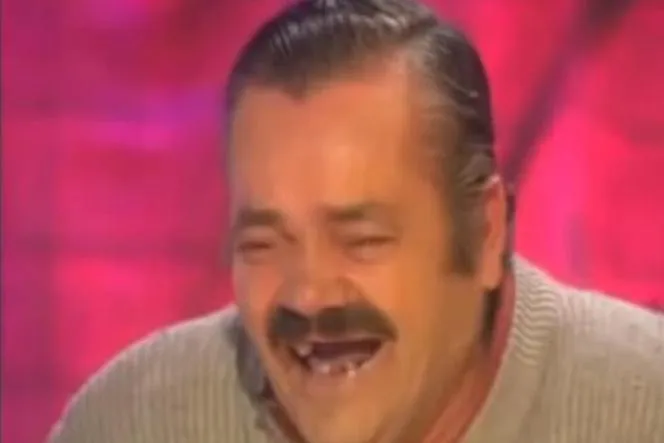 osoba przeglądająca memy śmiejąca się