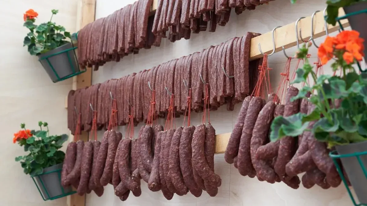 kobieta w ciąży wybiera kiełbasę w sklepie