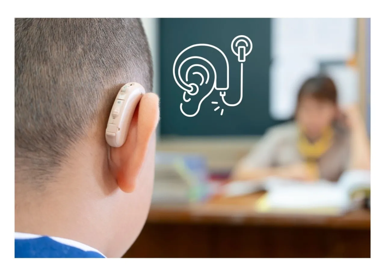 uczeń niesłyszący z nauczycielem w klasie