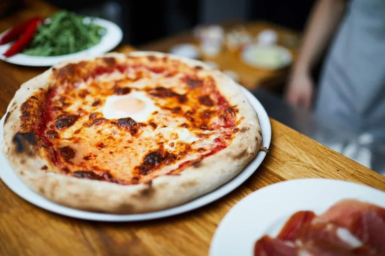Zdjęcie Ile waży jeden kawałek pizzy? Zaskakujące różnice w wadze!