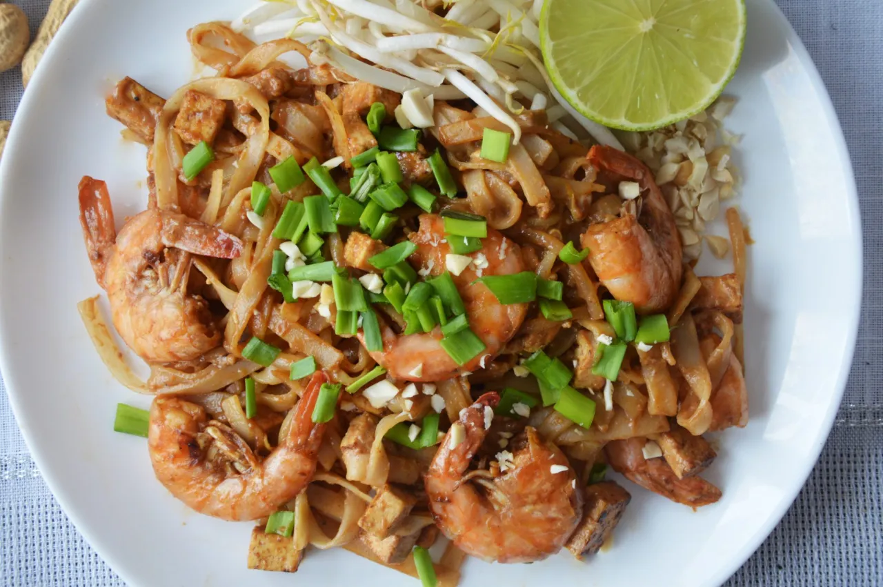 Składniki na Pad Thai: makaron, sosy, warzywa, krewetki