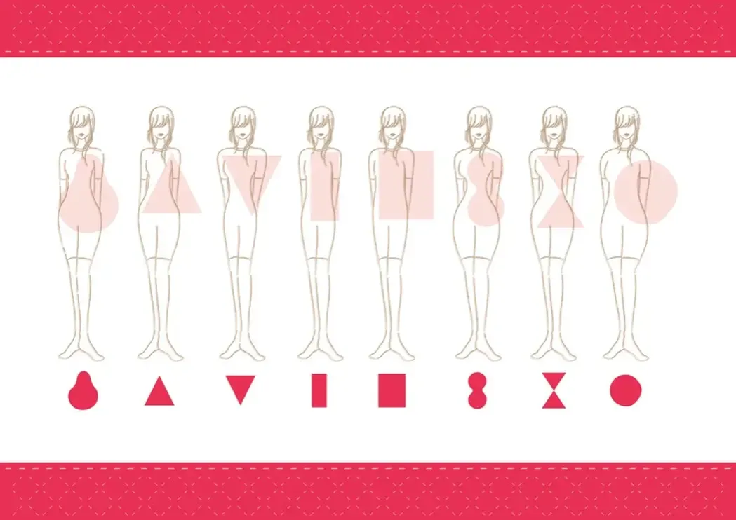 kobieta o figurze klepsydry w kombinezonie z paskiem w talii