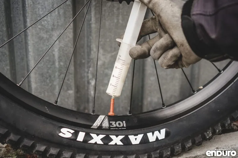 Zdjęcie Ile mleka do opony gravel? Uniknij wpadek i uszkodzeń roweru