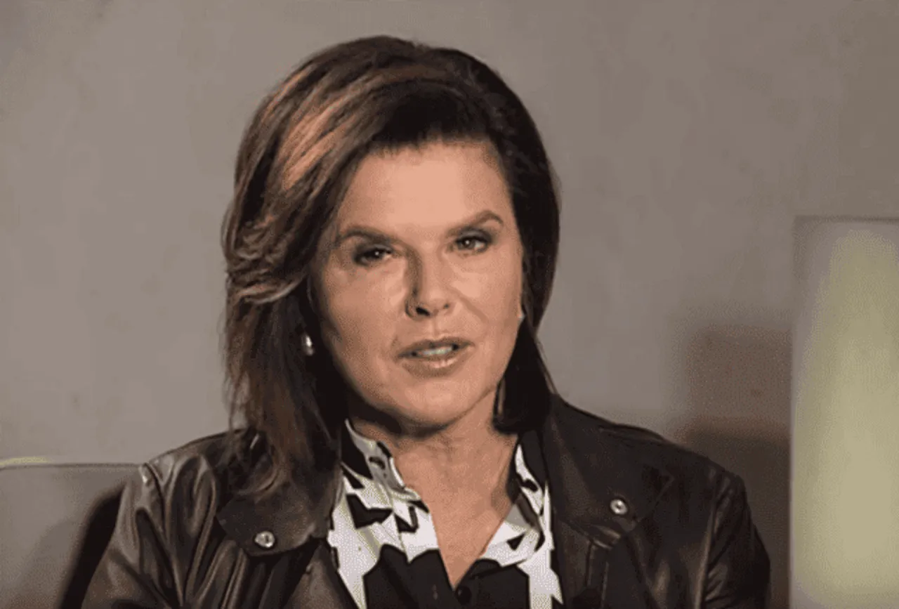 Alicja Resich-Modlińska opowiada o swojej chorobie, ubrana w skórzaną kurtkę i wzorzystą koszulę.