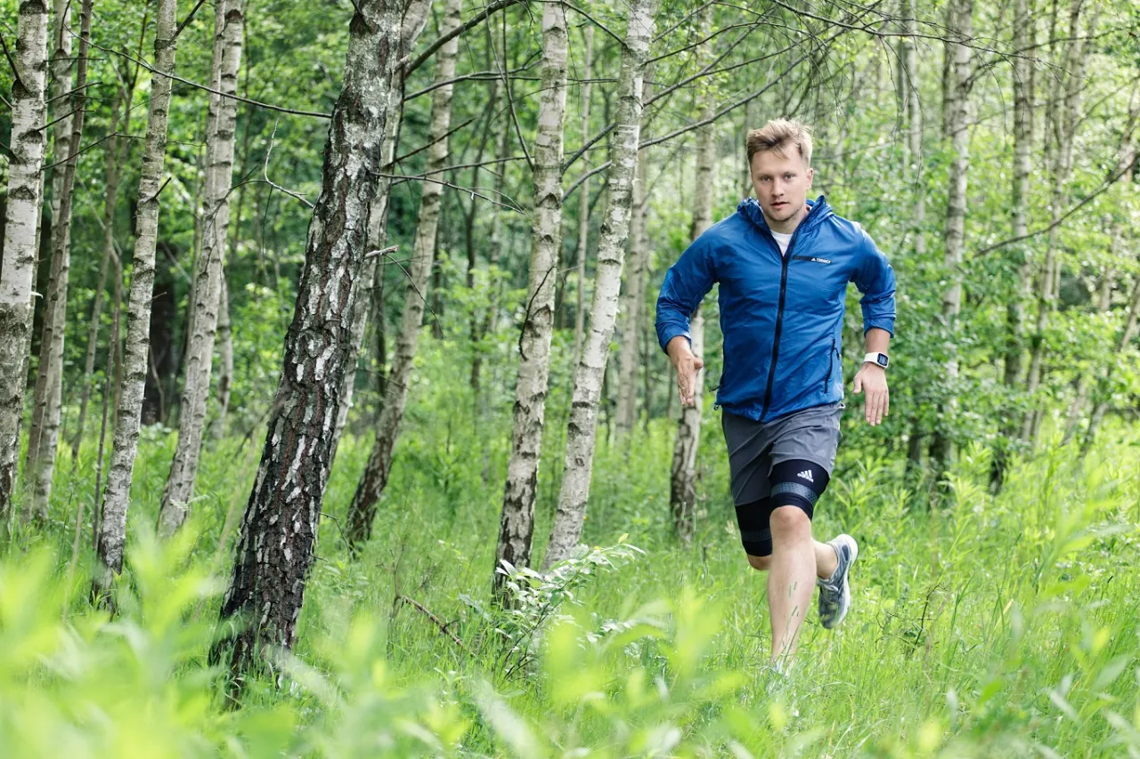 mężczyzna biegający w lesie o poranku