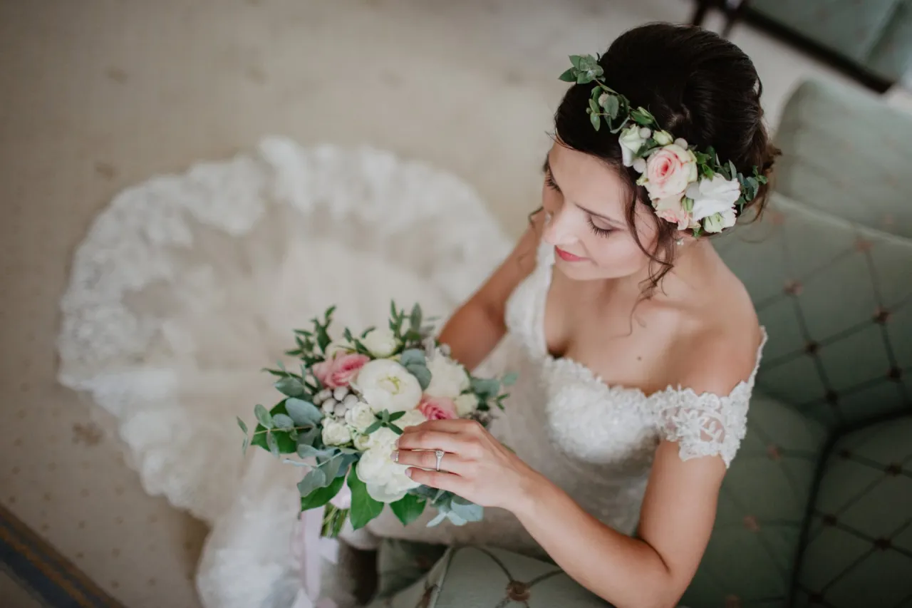 Panna młoda planująca ślub z kalendarzem