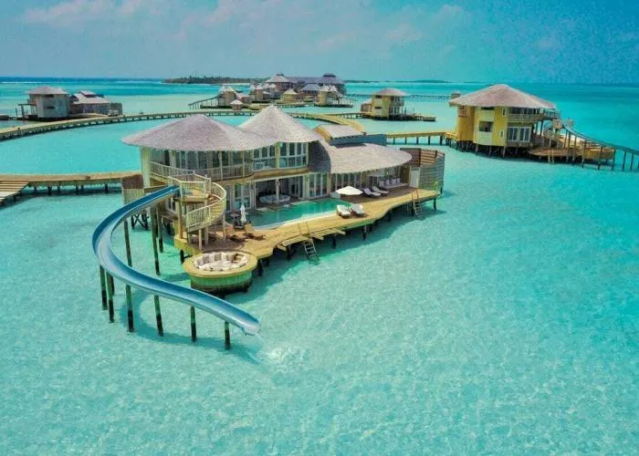 domki na wodzie na Malediwach o wschodzie słońca
