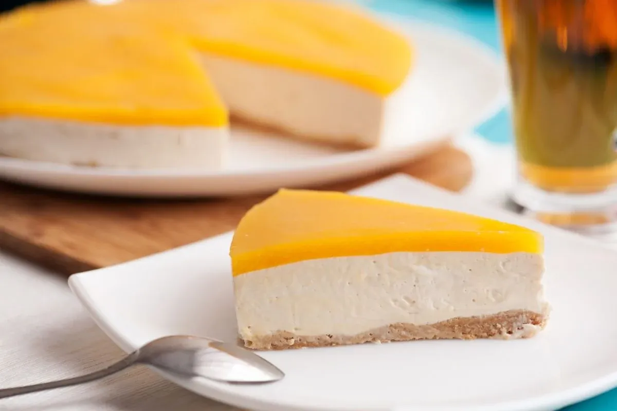 sernik na talerzu, kawałek sernika, ciasto sernikowe