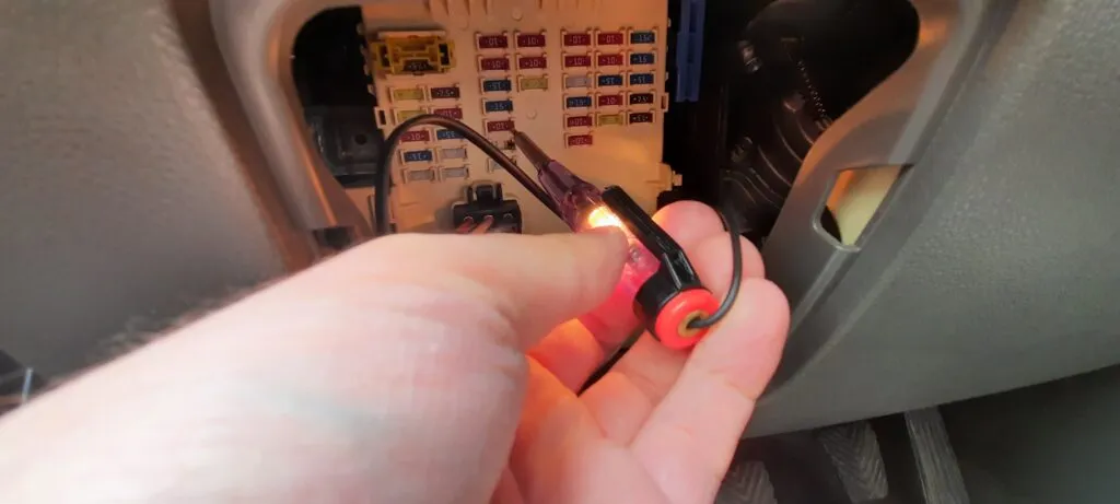 podłączenie kamery samochodowej do skrzynki bezpieczników