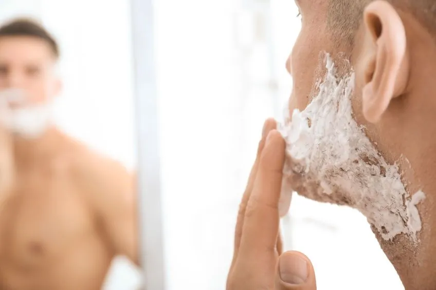 mężczyzna nakładający balsam po goleniu, pielęgnacja skóry po goleniu