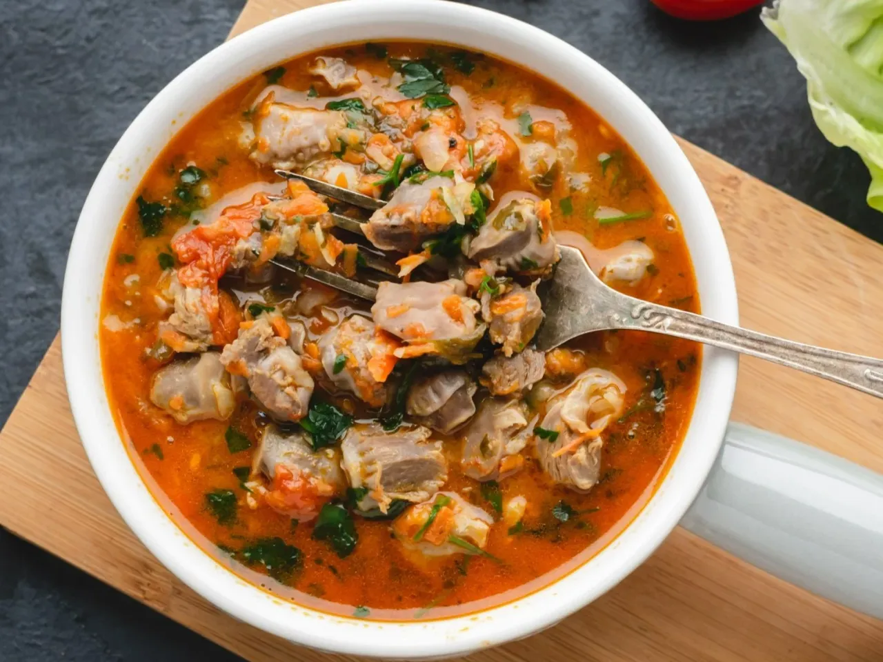 Gulasz z żołądków drobiowych w garnku