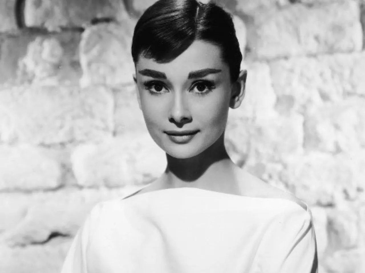 Schwarz-Wei&szlig;-Portr&auml;t einer eleganten Frau im Stil von Coco Chanel oder Audrey Hepburn