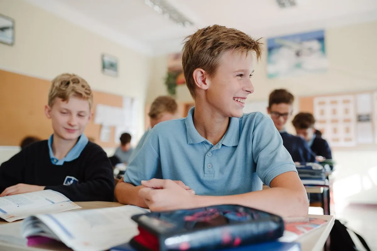 Młodzież oglądająca film na lekcji wychowawczej