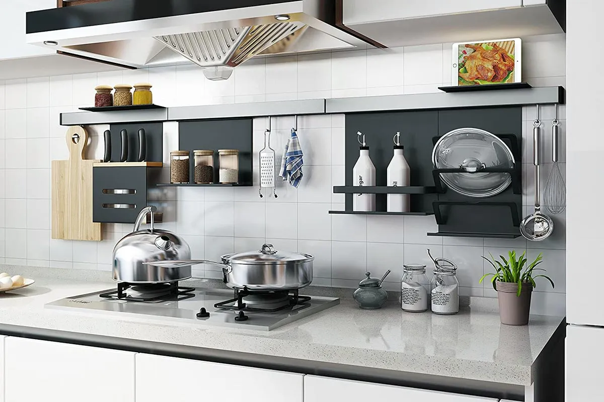 funkcjonalne rozwiązania ściana w kuchni otwarte półki relingi