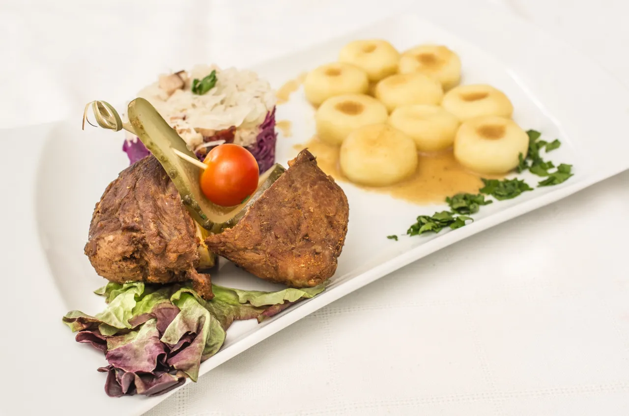 Kluski śląskie z sosem i roladą