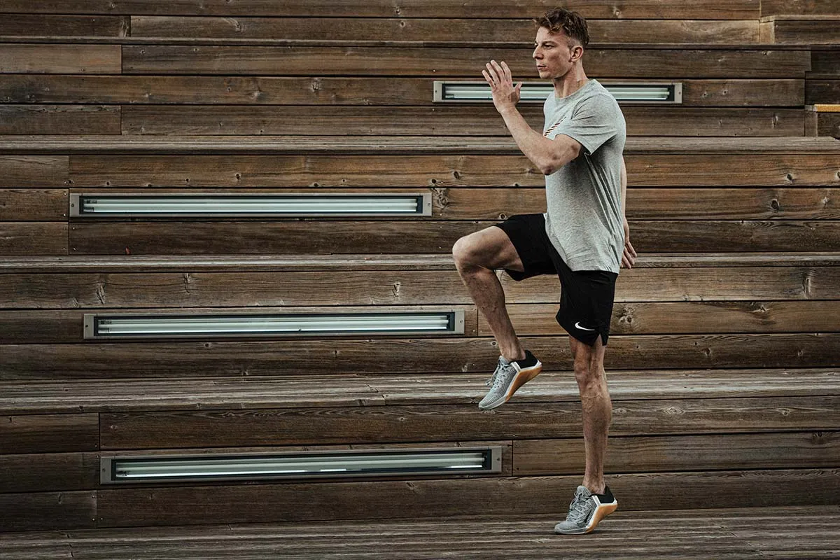 Mężczyzna wykonuje dynamiczne ćwiczenie, kt&oacute;re jest częścią treningu HIIT. Co to jest HIIT? To intensywny trening interwałowy.