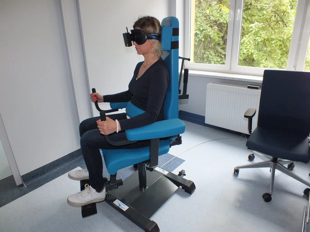 Pacjentka podczas badania VNG w goglach