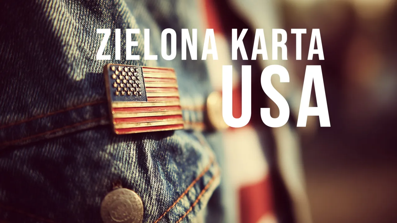 Emblemat z flagą USA na dżinsowej kurtce. Co to zielona karta? To Tw&oacute;j bilet do Ameryki.