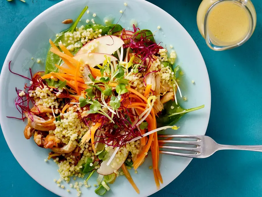 Verschiedene bunte H&auml;hnchensalate