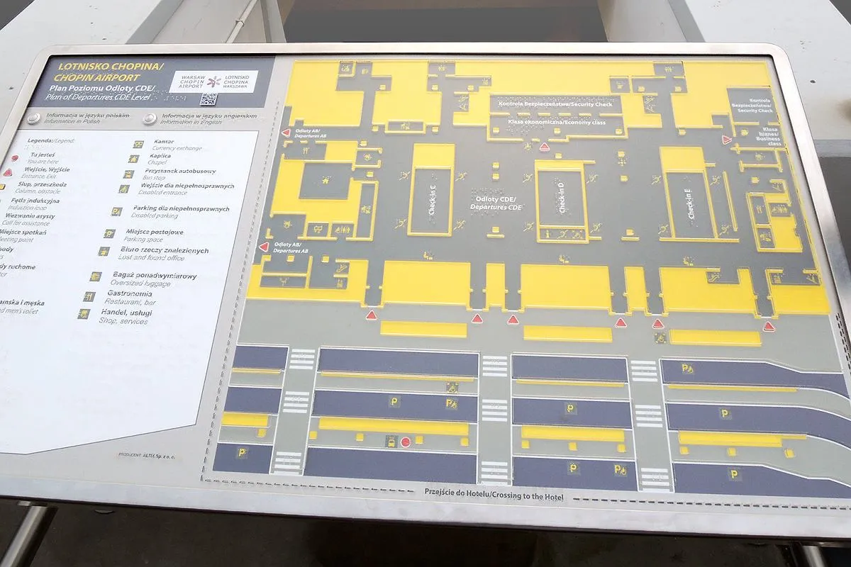 Plan lotniska Chopina w Warszawie. Na mapie zaznaczono odloty, punkty usługowe i parkingi. Ile jest lotnisk w Warszawie? Tylko jedno, to Chopina!