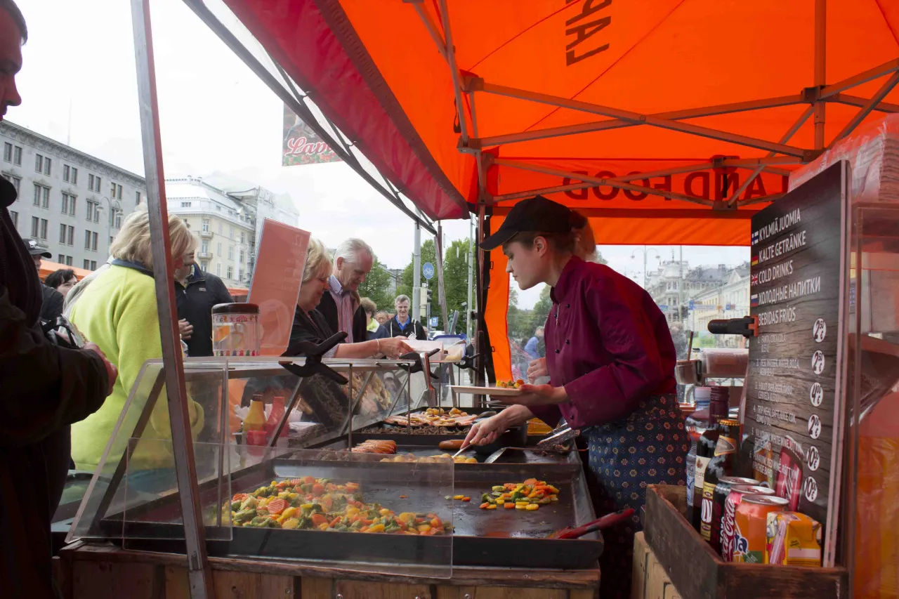 Targowisko Kauppatori Helsinki atmosfera