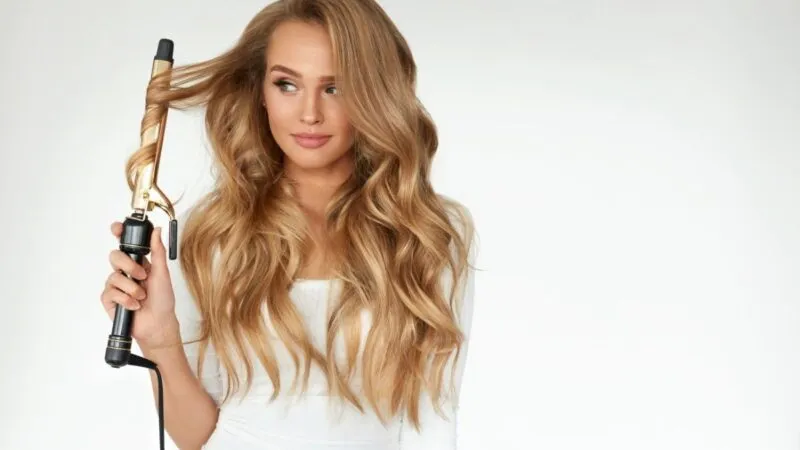 r&oacute;żne rodzaje lok&oacute;w na włosach